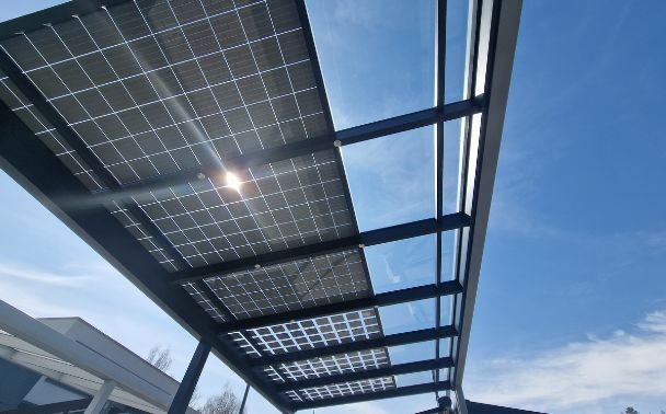 Pozrite sa na podrobné reportáže o solárnych stavbách