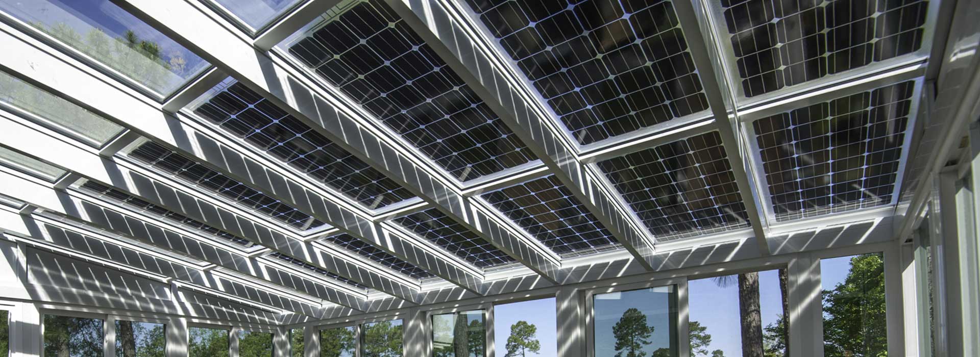 Hliníkové zastrešenie s fotovoltaickými panelmi