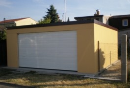 Montovaná garáž s omietkou a plochou strechou