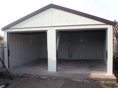 Montovaná garáž s prístreškom a sedlovou strechou