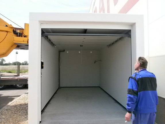 Betónová zvýšená garáž s podlahou 298x598 a výškou 273 cm